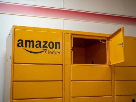 Amazon Locker location in front of local store Foto stock