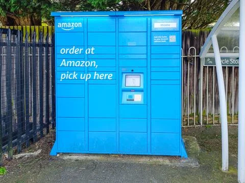Amazon Locker parcel pickup station. London, UK, 13 April 2024 写真素材