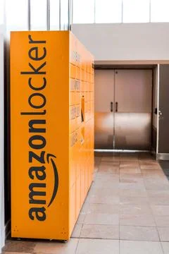 Amazon Locker in shopping mall Amazon Locker in shopping mall, orange pic... Foto stock