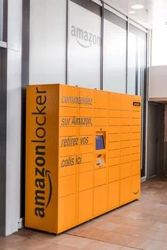 Amazon Locker in shopping mall Amazon Locker in shopping mall, orange pic... Stockfoto's