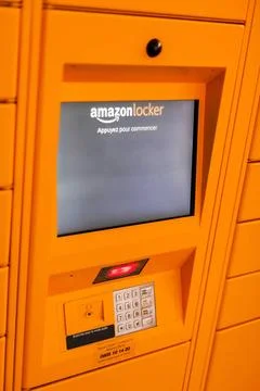  Amazon Locker in shopping mall Amazon Locker in shopping mall, orange pic... Foto stock