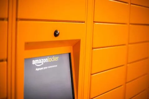  Amazon Locker in shopping mall Amazon Locker in shopping mall, orange pic... Foto stock