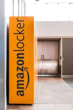  Amazon Locker in shopping mall Amazon Locker in shopping mall, orange pic... Foto stock