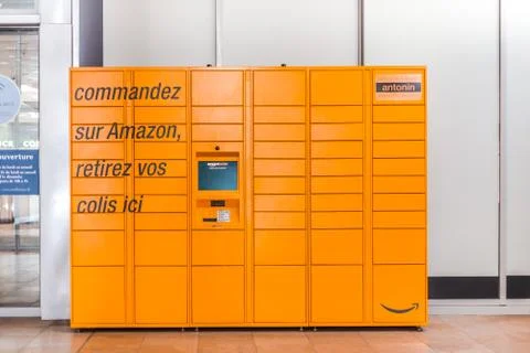 Amazon Locker in shopping mall Stockfoto's