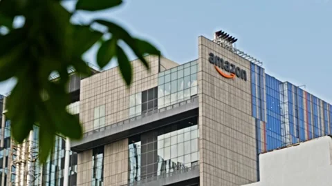 Amazon logo on amazon office building in Nanakaramguda Hyderabad out side Vídeos de archivo 247534813