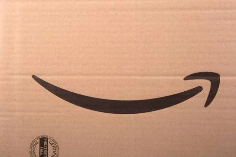  Amazon Logo auf einem Paket HUETTENBERG, HESSE, GERMANY - 05-23-2023- Ama... 스톡 사진