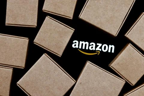 Amazon logo on black background surrounded by parcel boxes Illustrazione stock