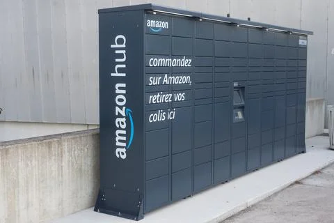 Amazon logo on grey hug locker machine in front of the train station Stock Photos
