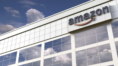 Amazon logo on top of a modern building. Editorial conceptual 3d animation Vídeos de archivo 135306165