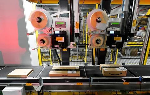 Amazon Order Process: Step 5 The Order Is Scanned And Labeled With The Delivery  Foto stock