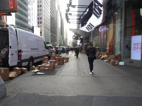 AMAZON ORDERS BOXES DELIVERED 2019 HOLIDAYS NEW YORK MANHATTAN USA Stock Photos