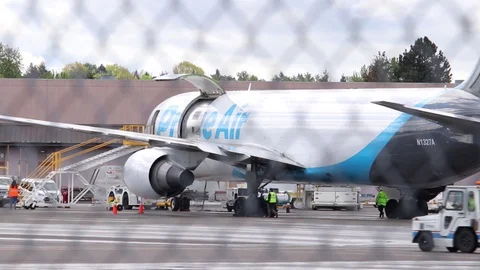 Amazon Prime Air plane on the apron being loaded with cargo for its next flight. Видео 129125500