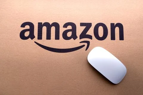  Amazon Prime box or Amazon shipping box on brown background.  스톡 사진