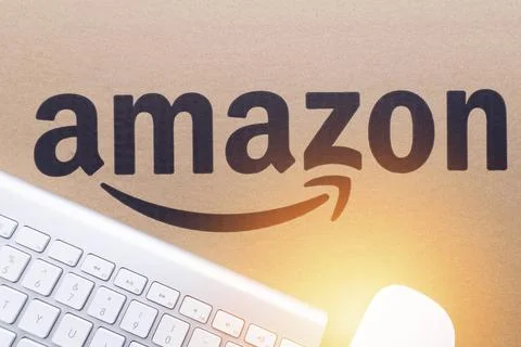 Amazon Prime box or Amazon shipping box on brown background.  Fotos Stock