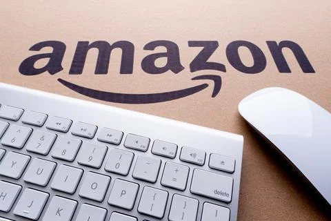  Amazon Prime box or Amazon shipping box on brown background.  Stock-Fotos
