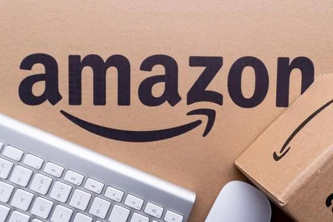  Amazon Prime box or Amazon shipping box on brown background.  스톡 사진