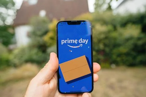 Amazon prime day shopping website promo on the liquid retina display - garden Foto stock
