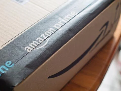 Amazon Prime Delivery Box Sitting on a Table Foto stock