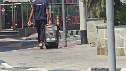 Amazon prime delivery person pulling a basket Vídeos de archivo 311886335