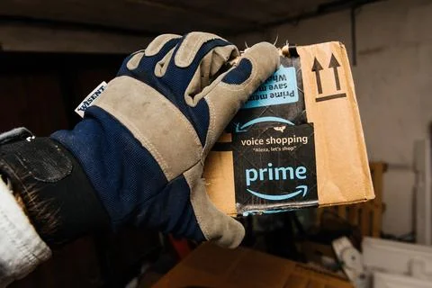 Amazon Prime Parcel in Dimly Lit Warehouse Foto stock