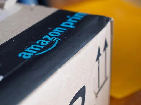Amazon Print Package with Logo and Delivery Arrows Foto stock