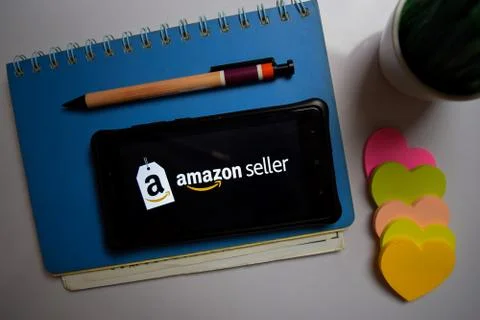 Amazon Seller dev app on Smartphone screen. Foto stock