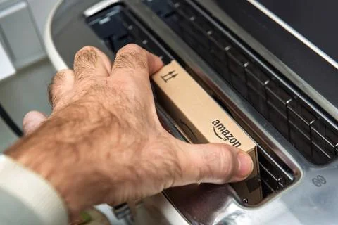 Amazon Shipping Box in Toaster Concept 스톡 사진