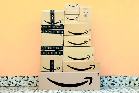 AMAZON Shipping Cardboard Boxes Fotos Stock