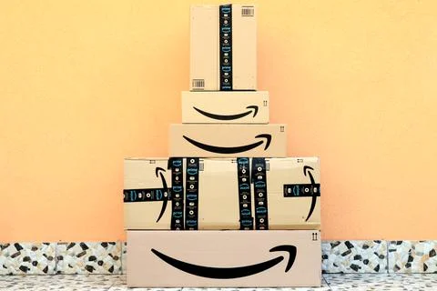 AMAZON Shipping Cardboard Boxes Fotos Stock