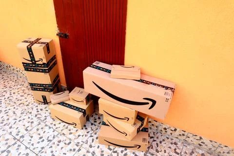 AMAZON Shipping Cardboard Boxes Fotos Stock