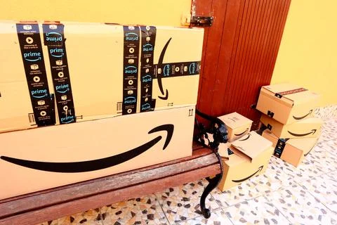 AMAZON Shipping Cardboard Boxes Fotos Stock