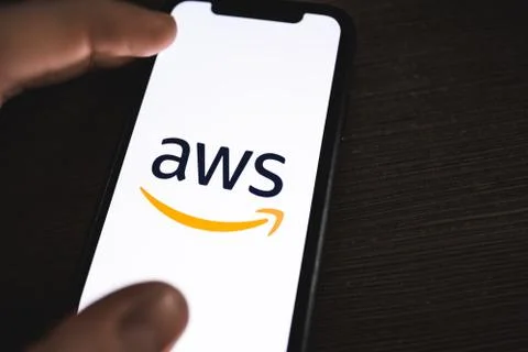 Amazon Web Services logo on the smartphone screen. Foto stock