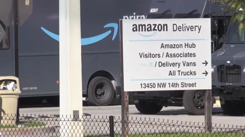 Amazon will lay off more than 18,000 workers in the coming weeks, Miami (es-ES), 스톡 동영상 229332123