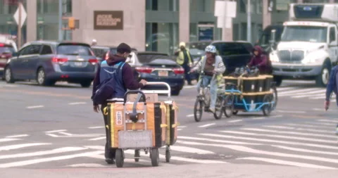 Amazon Worker Delivering Packages City Streets. Vídeos de archivo 239493524
