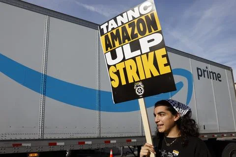 Amazon workers go on strike nationwide, Industry, Usa - 19 Dec 2024 Stock Photos