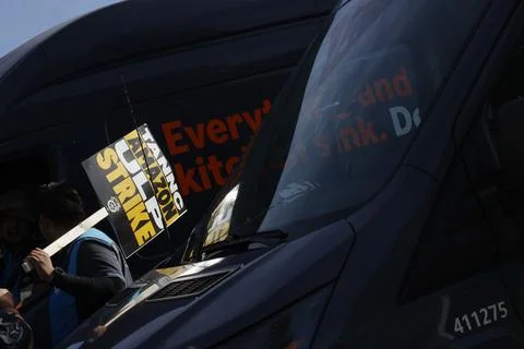 Amazon workers go on strike nationwide, Industry, Usa - 19 Dec 2024 Stock Photos