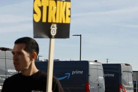 Amazon workers go on strike nationwide, Industry, Usa - 19 Dec 2024 Stock Photos