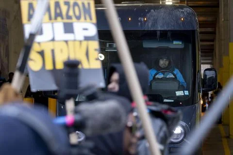 Amazon workers on strike in New York, USA - 20 Dec 2024 Stock Photos