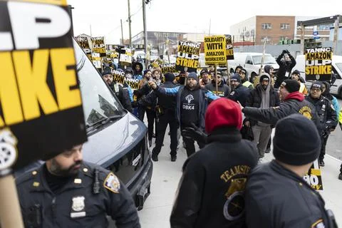 Amazon workers on strike in New York, USA - 20 Dec 2024 Stock Photos