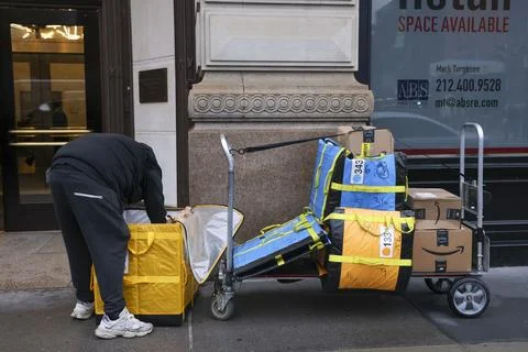 Amazon workers on strike in New York, USA - 20 Dec 2024 Stock Photos