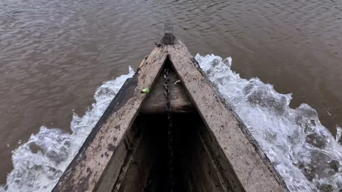 Amazonas River - Water passing by under wooden boat stem Vídeo Stock 105085724