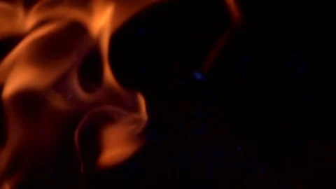 Amber flame and blue fire sparks dancing in slow motion at night. Vídeo Stock 108436259
