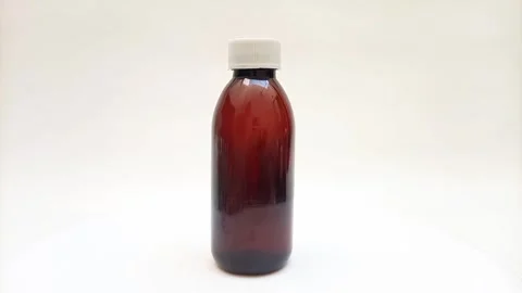 Amber plastic bottle with cap rotating on white background, brown plastic bottle Stock-Footage 331978762