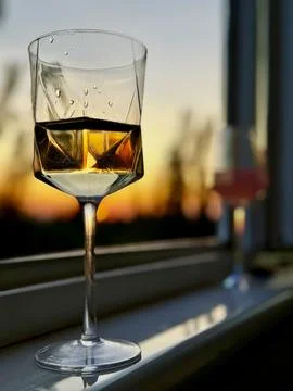 Amber Wine with Sunset Reflection Foto stock