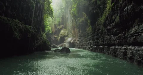 Ambient Jungle River Flow with Calm Water and Natural Canyon Texture 스톡 동영상 332653133