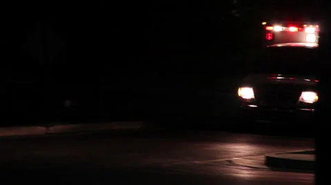 Ambulance approaching Emergency Drop off at night Vídeo Stock 55879054