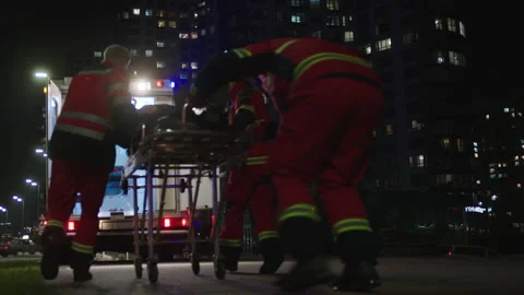 Ambulance doctors pick up the victim 库存影片 168537612