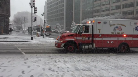 Ambulance responding in snow, DC 動画素材 87469700