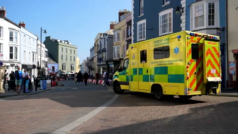 Ambulance van in the centre of Welsh town Tenby Vídeos de archivo 143901409
