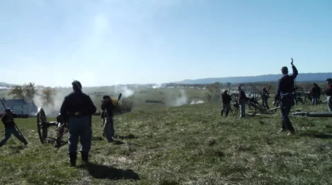 American Civil War battle with artillery firing a rolling volley Stock Footage
